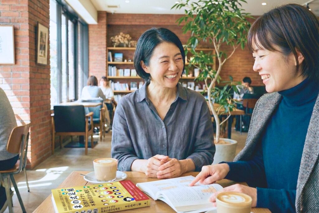 足相の話を人に説明している女性