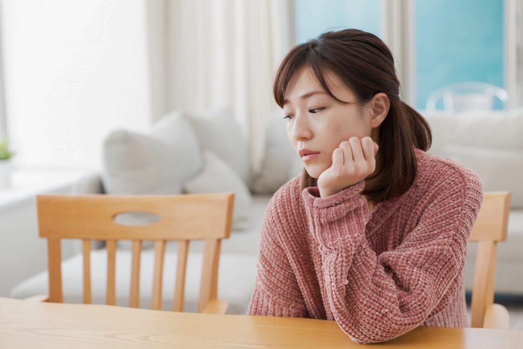 悩んでいる女性