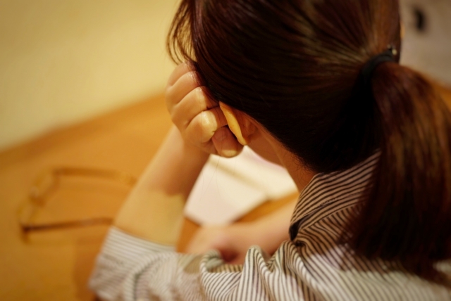 悩む女性