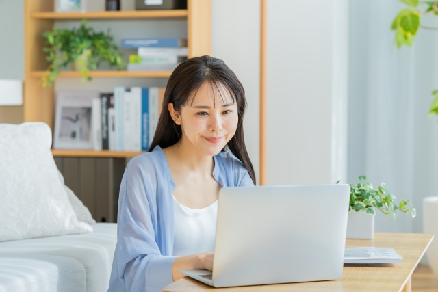 パソコンに向かう女性